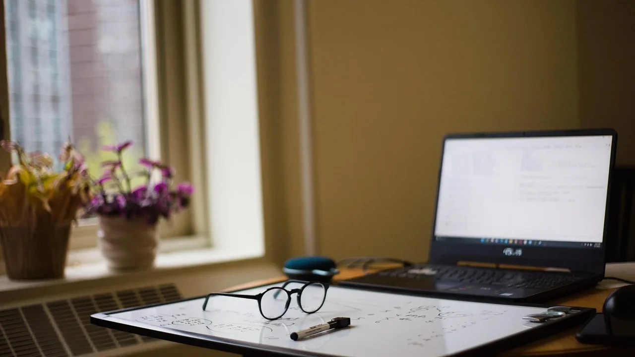 Magnifying Glass Laptop