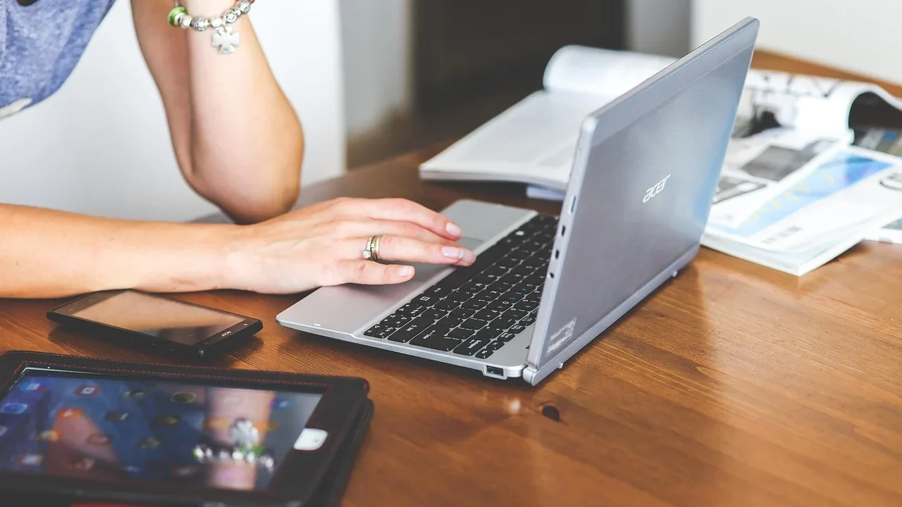 Computer Screen Typing Seo Analysis