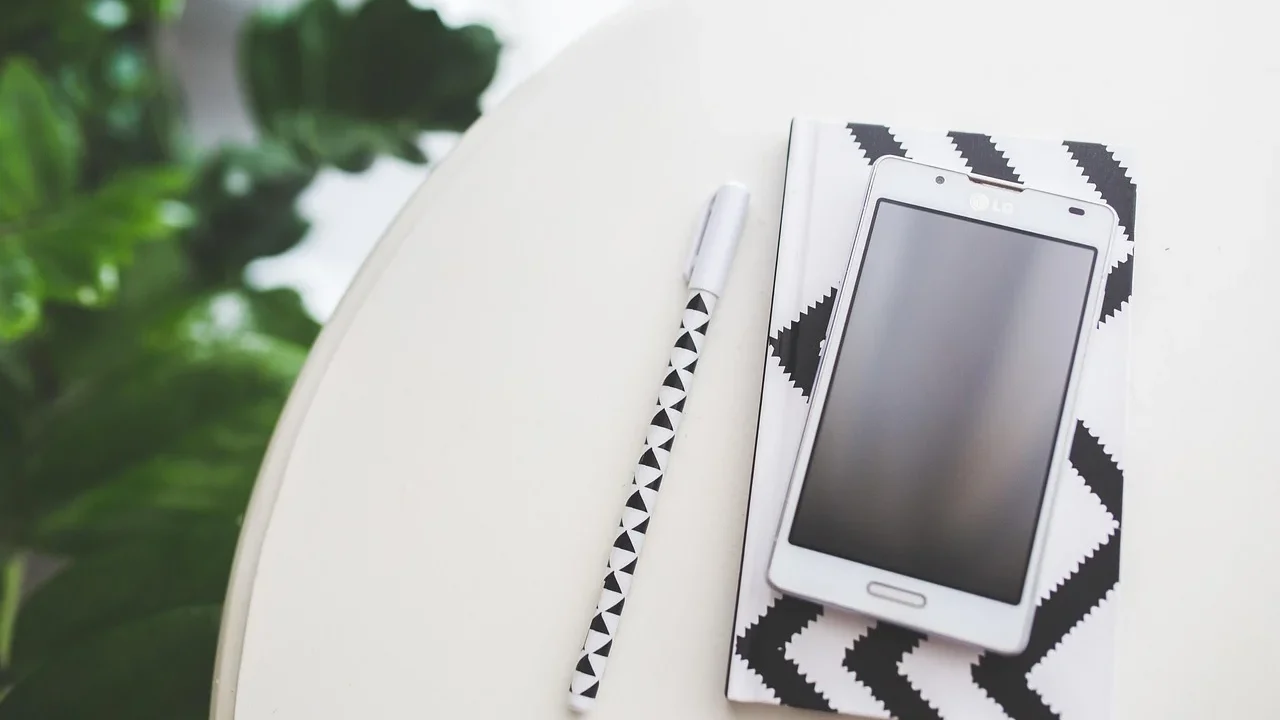 Smartphone Modern Office
