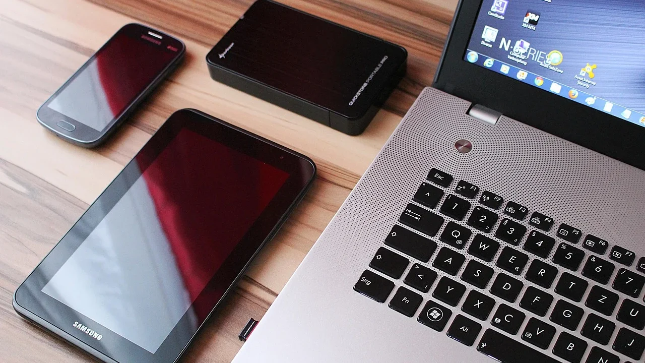 Pebisnis Muda Menggunakan Laptop Dan Smartphone