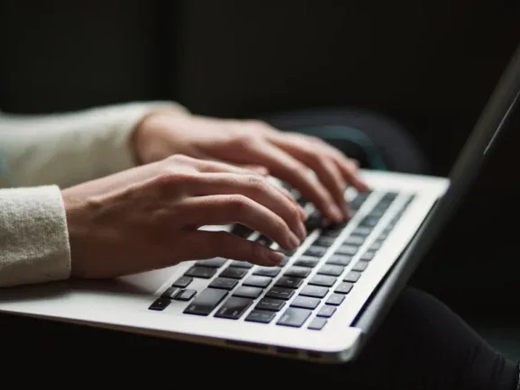 Fast Content Typing Hands - Apa Manfaat Menggunakan AI Generatif Untuk Konten Website?