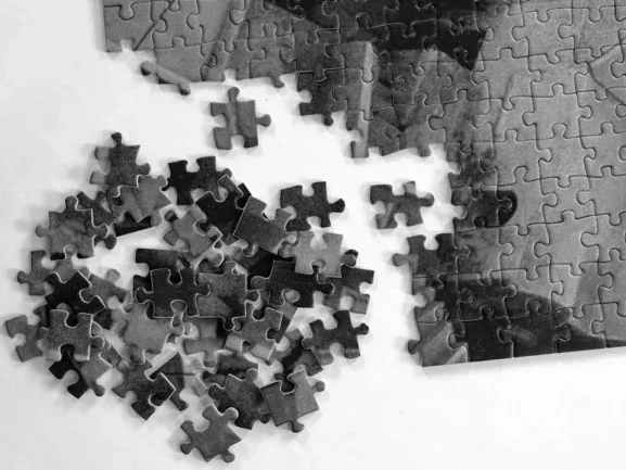 Puzzle Pieces Risk Assessment Broken Chain - Garansi Jasa Seo